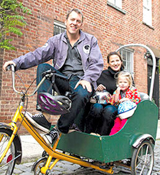 Gia đình Colin giờ quen đi lại bằng xe lôi đạp. Ảnh: Yesmagazine.